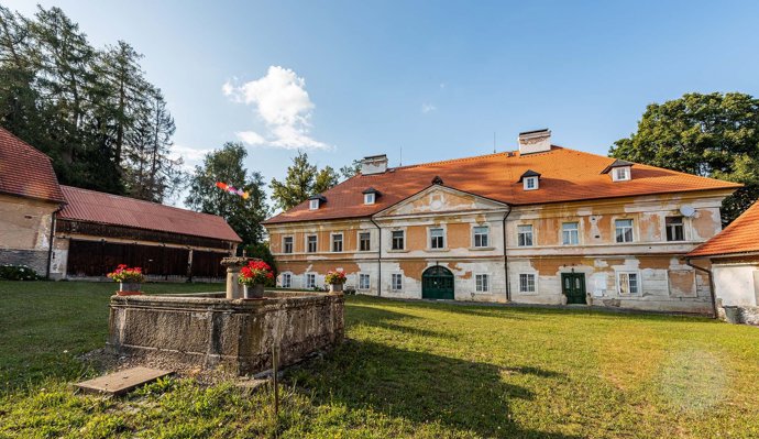 Majitelka opravila střechy a řídila rekonstrukci Zámku Kundratice včetně vybudování vlastního zdroje pitné vody.
