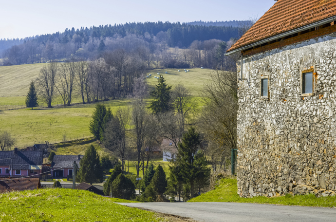 Historické rekreační venkovské sídlo v blízkosti Národního parku Šumava a zahrnuje 30 pokojů. Disponuje celkovou užitnou plochou 2 470 metrů čtverečních. 
