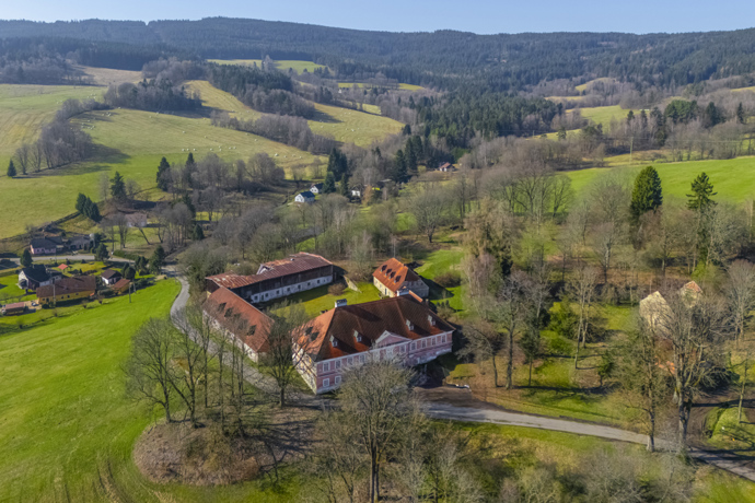 V malebné šumavské obci Kundratice stojí stejnojmenný zámek, který je momentálně na prodej. Historie této nemovitosti sahá až do roku 1360, kdy sloužila jako pevnost. 

