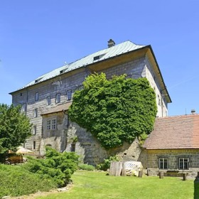 O Housce se také říká, že pod ní vede několik tajemných chodeb. Jedna z nich by měla vést až na nedaleký Bezděz vzdálený od Housky asi 12 kilometrů.
O Housce se také říká, že pod ní vede několik tajemných chodeb. Jedna z nich by měla vést až na nedaleký Bezděz vzdálený od Housky asi 12 kilometrů.