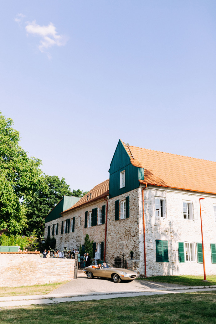 Co činí Villu Dom Carli tak výjimečnou, je především její atmosféra. Tady se nesetkáte s kýčovitými dekoracemi, které by chtěly kopírovat Toskánsko. Místo toho tu vše působí naprosto opravdově od kamenných dlažeb po staré dřevěné trámy a masivní nábytek. Je vidět, jak moc je pamatováno na detaily, které dokonale navazují na staletou historii tohoto místa.
Co činí Villu Dom Carli tak výjimečnou, je především její atmosféra. Tady se nesetkáte s kýčovitými dekoracemi, které by chtěly kopírovat Toskánsko. Místo toho tu vše působí naprosto opravdově od kamenných dlažeb po staré dřevěné trámy a masivní nábytek. Je vidět, jak moc je pamatováno na detaily, které dokonale navazují na staletou historii tohoto místa.