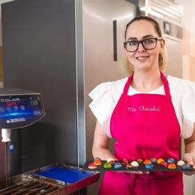 Podívejte se do světa ručně vyráběných pralinek, které nejsou jen sladkostí, ale poctivým řemeslným dílem. Každý kousek vzniká s citem, péčí a důrazem na detail – od výběru surovin až po finální balení.
