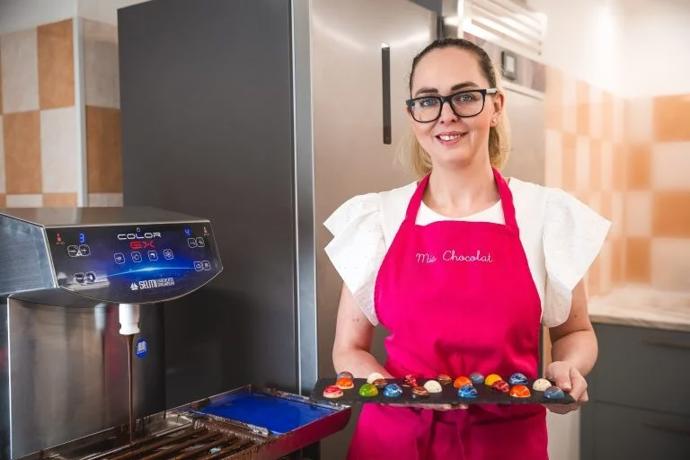 Podívejte se do světa ručně vyráběných pralinek, které nejsou jen sladkostí, ale poctivým řemeslným dílem. Každý kousek vzniká s citem, péčí a důrazem na detail – od výběru surovin až po finální balení.
