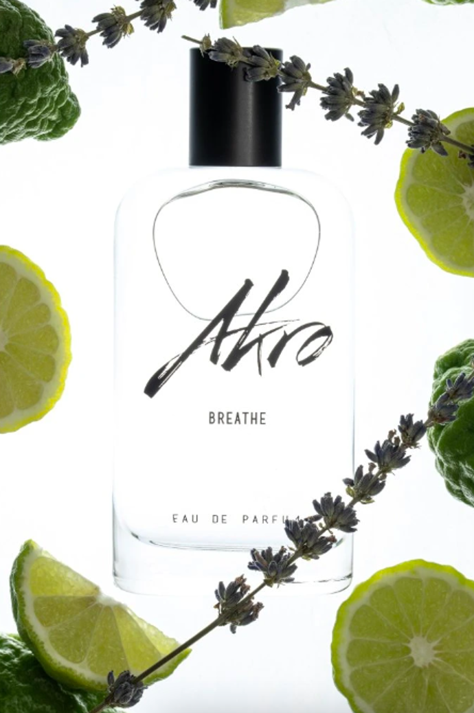 Akro Breathe s vůní bergamotu, levandule, vodního akordu a pižma, 100 ml 4000 Kč
