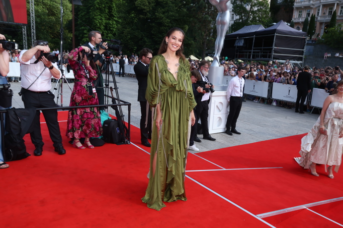 Styling na červený koberec KVIFF 2024 se tentokrát nepovedl ani modelce Andree Bezděkové.
