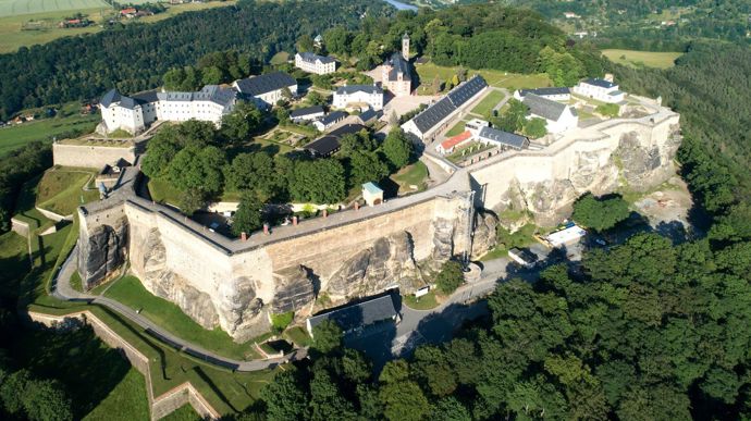Celý areál je bezbariérový a přístupný i pro rodiny s malými dětmi nebo psími parťáky. Výjimkou jsou pouze vnitřní výstavní prostory.
Celý areál je bezbariérový a přístupný i pro rodiny s malými dětmi nebo psími parťáky. Výjimkou jsou pouze vnitřní výstavní prostory.