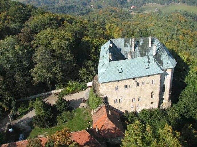 Podle pověstí kdysi dávno skála nad pevností pukla a z pukliny začali vystupovat zlé běsy, přízraky, démoni a duchové. Celý kraj smrděl sírou, lidé měli strach vycházet ven a tak se stalo, že jednoho dne hradiště zcela osiřelo na dlouhá léta, dokud nebyl postaven dnešní hrad.
Podle pověstí kdysi dávno skála nad pevností pukla a z pukliny začali vystupovat zlé běsy, přízraky, démoni a duchové. Celý kraj smrděl sírou, lidé měli strach vycházet ven a tak se stalo, že jednoho dne hradiště zcela osiřelo na dlouhá léta, dokud nebyl postaven dnešní hrad.