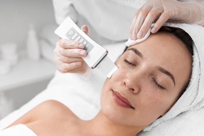 Mikrodermabráze, s níž je možné HydraFacial srovnávat, je mechanické broušení povrchu kůže pomocí krystalů nebo diamantů.
