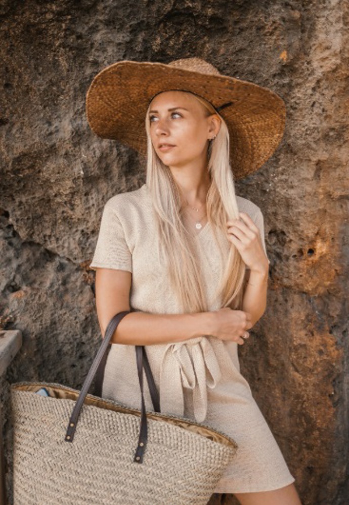 Neutrální béžová barva je velmi elegantní a nadčasová. Kombinovat ji můžete téměř s čímkoliv a krásně se hodí k opálené pleti. 
