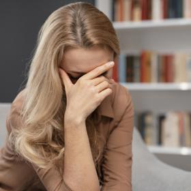 Jednou jí táta zavolal, že by potřeboval na pár dní někde přespat. Přirozeně mu nabídla, že může být u ní. Vždyť je to táta. Myslela si, že půjde opravdu jen o pár dní. Jenže otec se u ní usadil na neurčito.
