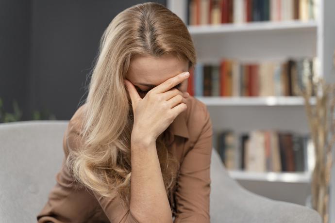 Jednou jí táta zavolal, že by potřeboval na pár dní někde přespat. Přirozeně mu nabídla, že může být u ní. Vždyť je to táta. Myslela si, že půjde opravdu jen o pár dní. Jenže otec se u ní usadil na neurčito.
