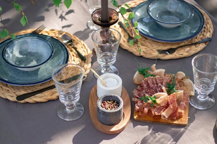 Dřevěná prkénka, stylové prostírání a elegantní nádobí pozvednou každou oslavu na vyšší level.
Dřevěná prkénka, stylové prostírání a elegantní nádobí pozvednou každou oslavu na vyšší level.