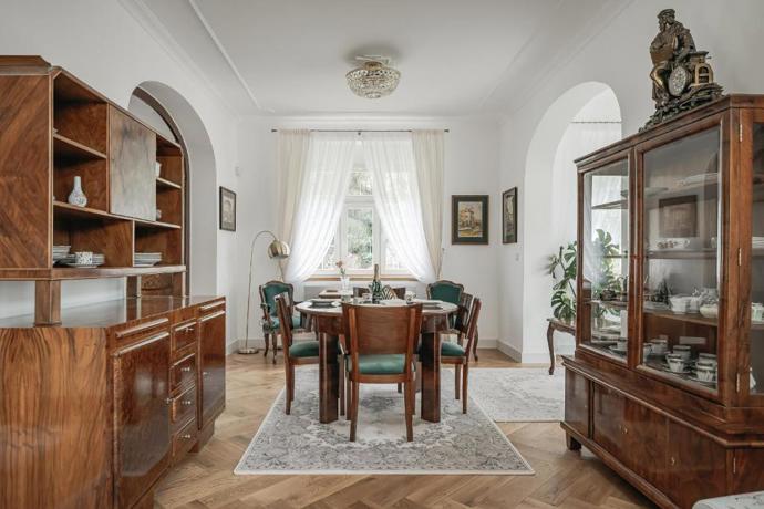 Nábytek majitelé vybrali ve starém stylu
Nábytek majitelé vybrali ve starém stylu