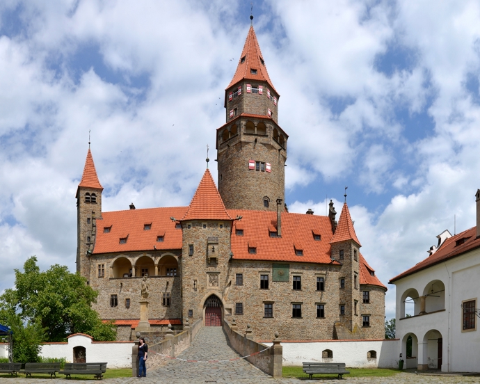 Tento hrad stojí ve stejnojmenné obci jihozápadně od města Loštice na středozápadní Moravě. Působí dojmem dobře zachované středověké památky, jeho současná podoba však pochází z romantické přestavby z přelomu 19. a 20.
Tento hrad stojí ve stejnojmenné obci jihozápadně od města Loštice na středozápadní Moravě. Působí dojmem dobře zachované středověké památky, jeho současná podoba však pochází z romantické přestavby z přelomu 19. a 20.