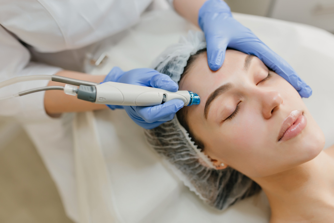 HydraFacial je vhodnější pro ženy, které hledají rychlou regenerační péči bez omezení denních aktivit, citlivou pleť nebo přípravu na událost. Naopak chemické peelingy jsou lepší pro cílené řešení hlubších problémů s delším výsledkem.
