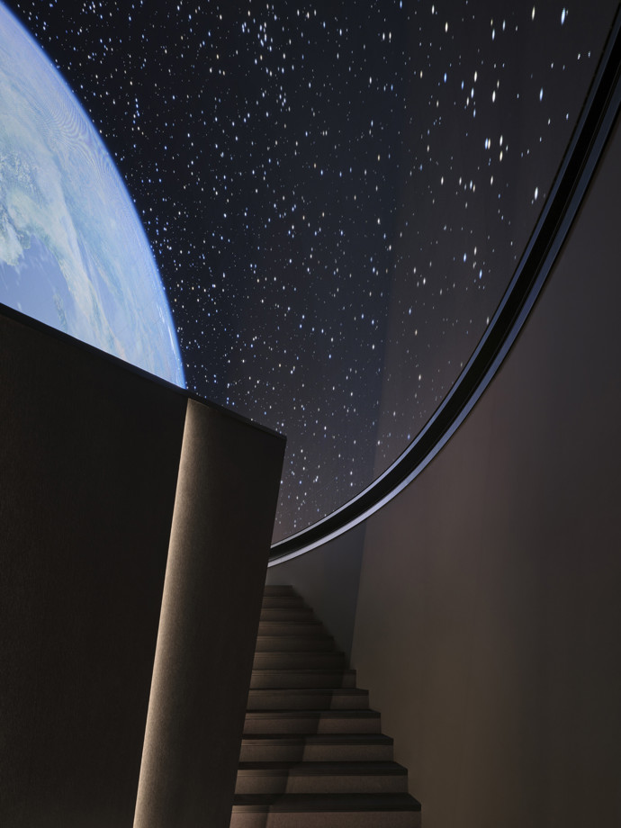 V srdci pražské Stromovky se po dvouleté modernizaci otevřelo největší LED planetárium na světě. Rekonstrukce za 300 milionů korun přináší zážitek, který nemá ve světě obdoby – a to i díky nové energetické koncepci využívající geotermální vrty.
