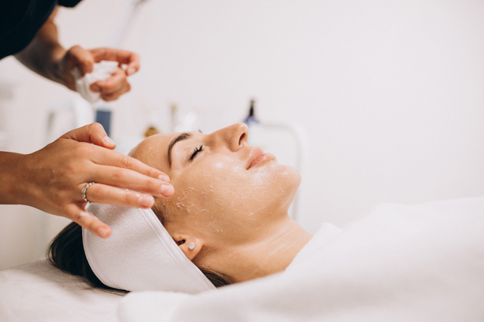 Kdybychom chtěli HydraFacial porovnat s chemickým peelingem, pak důležité je, že HydraFacial používá jemný, kysele zásobený roztok, na bázi glykolu a salicylátu, na exfoliaci a následně hydratační boostery s antioxidanty bez aktivního sloupání.
