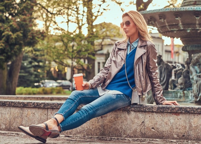 Italky rády kombinují klasické džíny s metalickými povrchy, které outfitu dodají mladistvý vzhled. 
