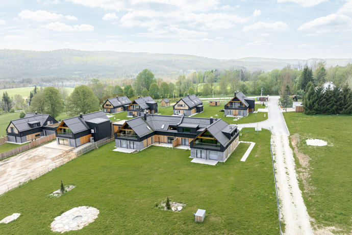 Wellness, chytrá domácnost a dechberoucí výhledy: nový projekt Šumavský ráj ukazuje, jak může vypadat víkendový domov snů. 

