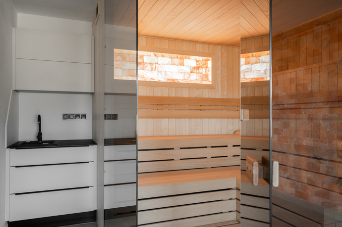 Wellness, chytrá domácnost a dechberoucí výhledy: nový projekt Šumavský ráj ukazuje, jak může vypadat víkendový domov snů. 
