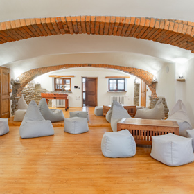 Kromě ubytování nabízí Trojhouse možnost pronájmu celého objektu pro svatby, teambuildingy nebo rodinné oslavy. Pro menší skupinky je tu multifunkční sál, který slouží jako tělocvična či herna se šipkami a fotbálkem.
Kromě ubytování nabízí Trojhouse možnost pronájmu celého objektu pro svatby, teambuildingy nebo rodinné oslavy. Pro menší skupinky je tu multifunkční sál, který slouží jako tělocvična či herna se šipkami a fotbálkem.