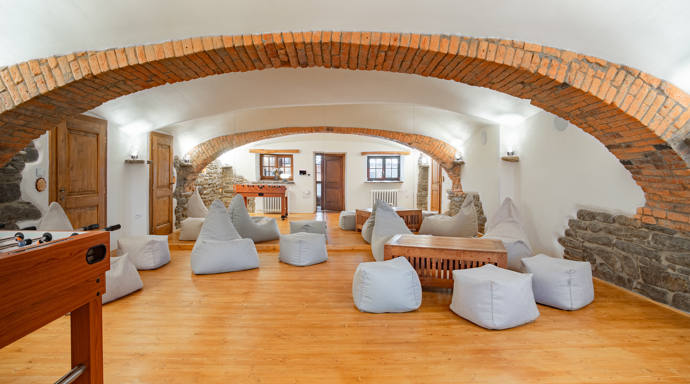 Kromě ubytování nabízí Trojhouse možnost pronájmu celého objektu pro svatby, teambuildingy nebo rodinné oslavy. Pro menší skupinky je tu multifunkční sál, který slouží jako tělocvična či herna se šipkami a fotbálkem.
