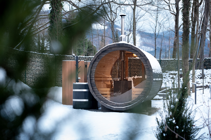 Lesní spa je celkově jednou z největších předností tohoto ubytování. Stylová sauna s ochlazovacím bazénem, venkovní sprcha i vířivka, a to vše v bezprostředním kontaktem s přírodou si prostě zamilujete. 

