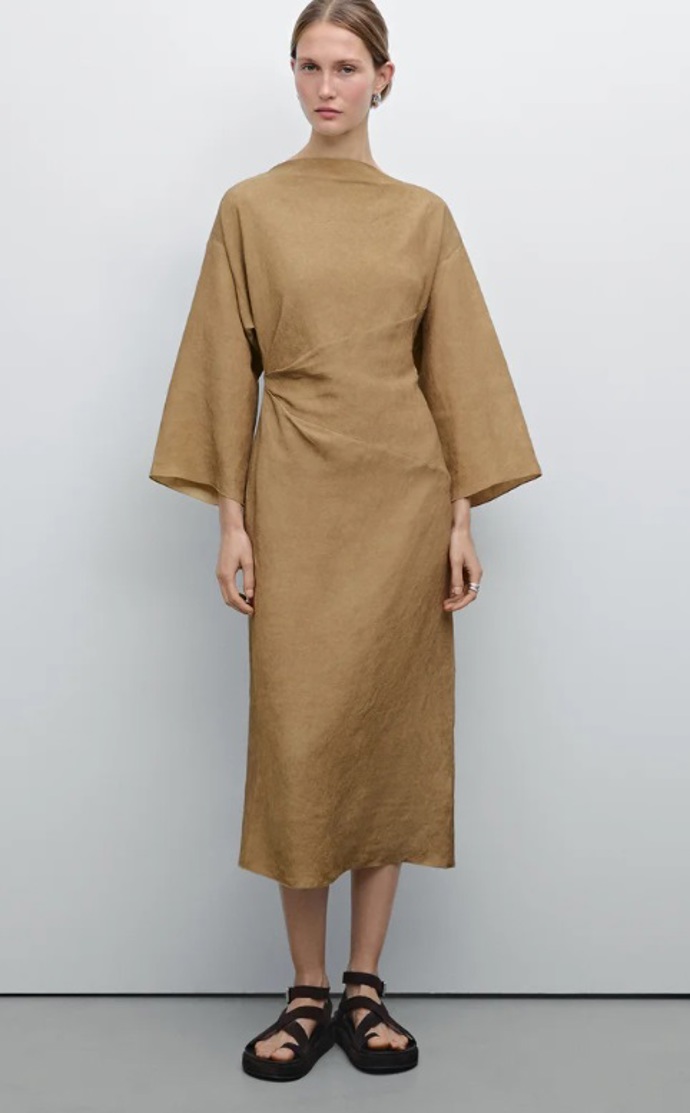 Okrové šaty, Massimo Dutti, 1 999 Kč
