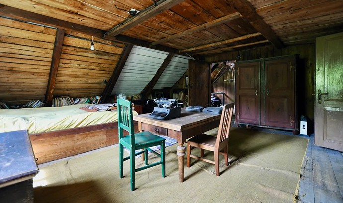 Podkroví disponuje čtyřmi místnostmi, které byly využívány jako ložnice, ateliér a sklad. 
