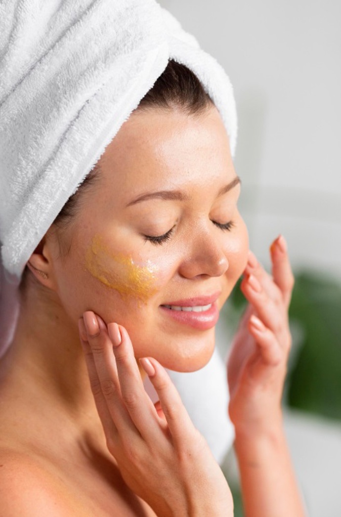 Připravte si domácí medovou masku, díky které získáte hebkou pokožku. Pokud přidáte trošku mouky, vytvoříte přírodní peeling pro odstranění odumřelých kožních šupinek. 
