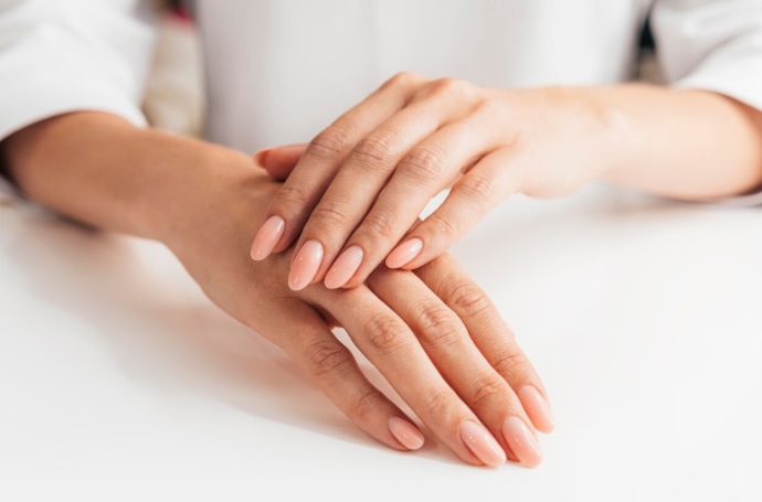 Toužíte po přirozeně upravených nehtech? Soap nails neboli mýdlové nehty jsou jedním z trendů letošního léta. 
