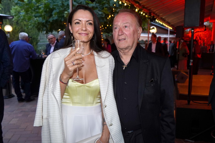 Alice je velmi pohledná žena
Alice je velmi pohledná žena