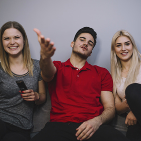 Sešli se společně. Každý chtěl pomoci, jenže realita je taková, že všichni mají své životy. Práci, domácnost, hypotéky, musí se otáčet, aby zajistili rodinu. A tak to, že se o otce bude někdo z nich starat, bohužel nevyšlo.
