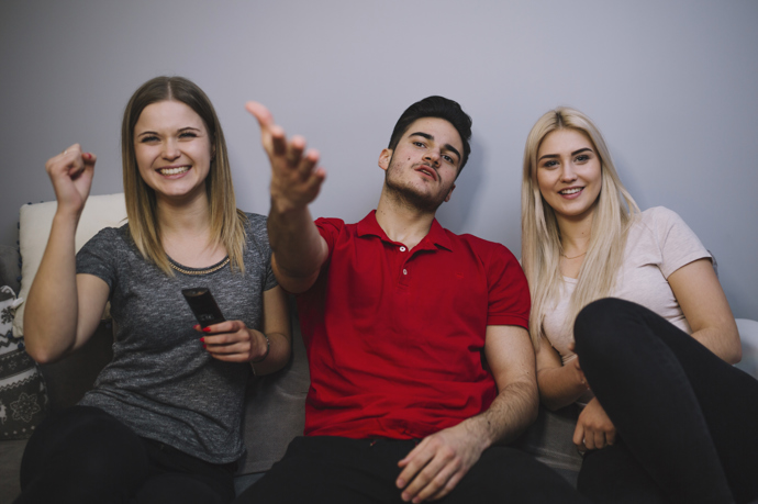Sešli se společně. Každý chtěl pomoci, jenže realita je taková, že všichni mají své životy. Práci, domácnost, hypotéky, musí se otáčet, aby zajistili rodinu. A tak to, že se o otce bude někdo z nich starat, bohužel nevyšlo.
Sešli se společně. Každý chtěl pomoci, jenže realita je taková, že všichni mají své životy. Práci, domácnost, hypotéky, musí se otáčet, aby zajistili rodinu. A tak to, že se o otce bude někdo z nich starat, bohužel nevyšlo.