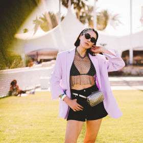 Máte pocit, že růžové sako se do festivalového outfitu nehodí? A co ho zkombinovat s černými kousky a kovbojskými kozačkami?
