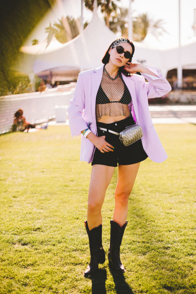 Máte pocit, že růžové sako se do festivalového outfitu nehodí? A co ho zkombinovat s černými kousky a kovbojskými kozačkami?

