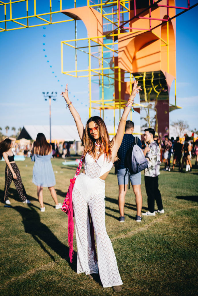 Alessandra Ambrosio na festivalu Coachella v bílé, krajkovaném overalu. Troufnete si na takový festivalový outfit?
