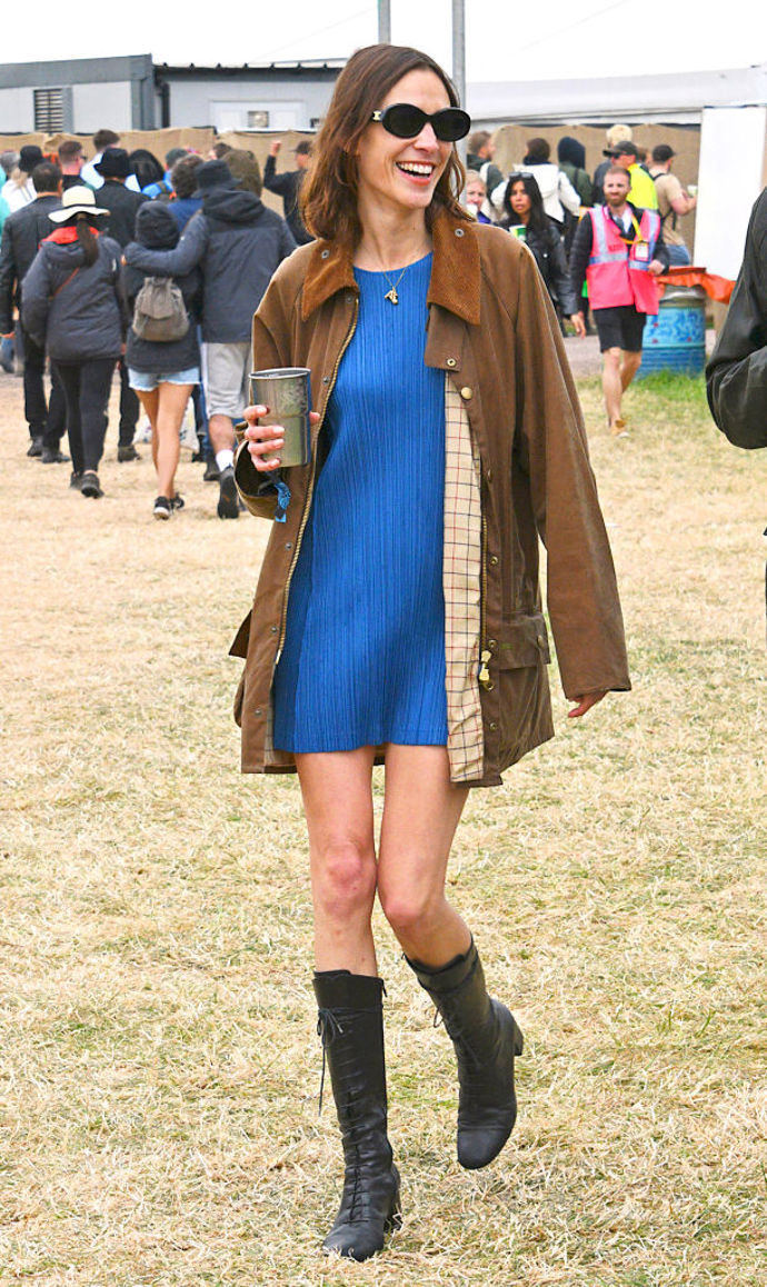 Alexa Chung dobře ví, že vysoké šněrovací boty a oversized bunda jsou jedněmi ze základů festivalového šatníku.
