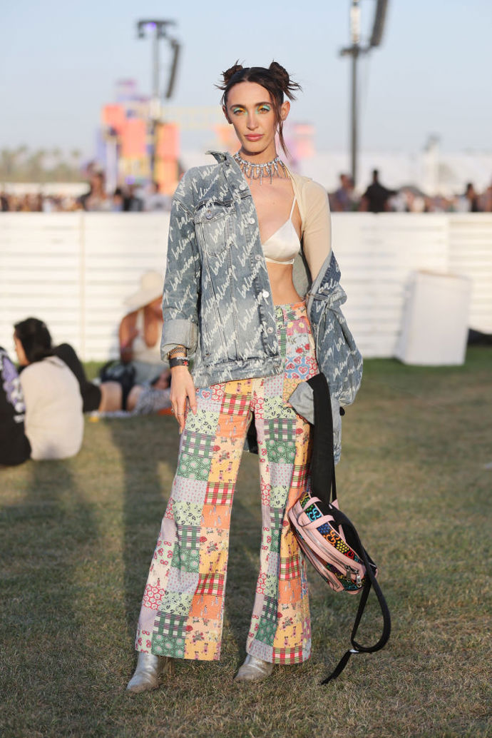 Denim, vzory a výrazné líčení k festivalové módě zkrátka patří.

