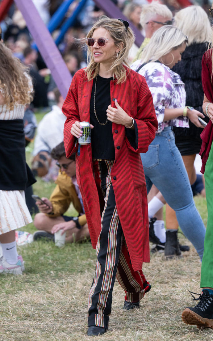 Pro spoustu rockových kapel je kombinace červené a černé typická, Siena Miller tak sáhla právě po tomto barevném spojení na festivalu Glastonbury.
