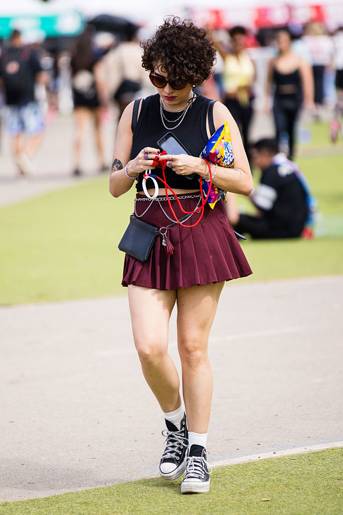 Černé plátěnky Converse patří k festivalům stejně jako skládaná minisukně třeba ve vínovém odstínu.
