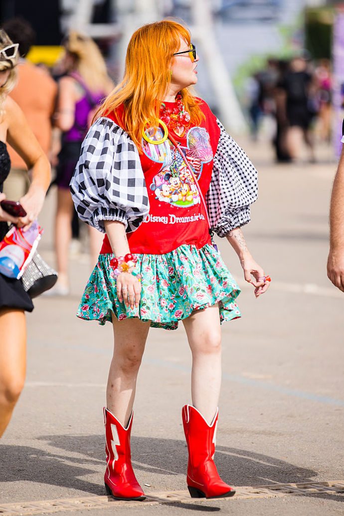 Na festivalu zkrátka platí více je více! V červených kozačkách a pestrobarevném outfitu se v davu na koncertě neztratíte.
