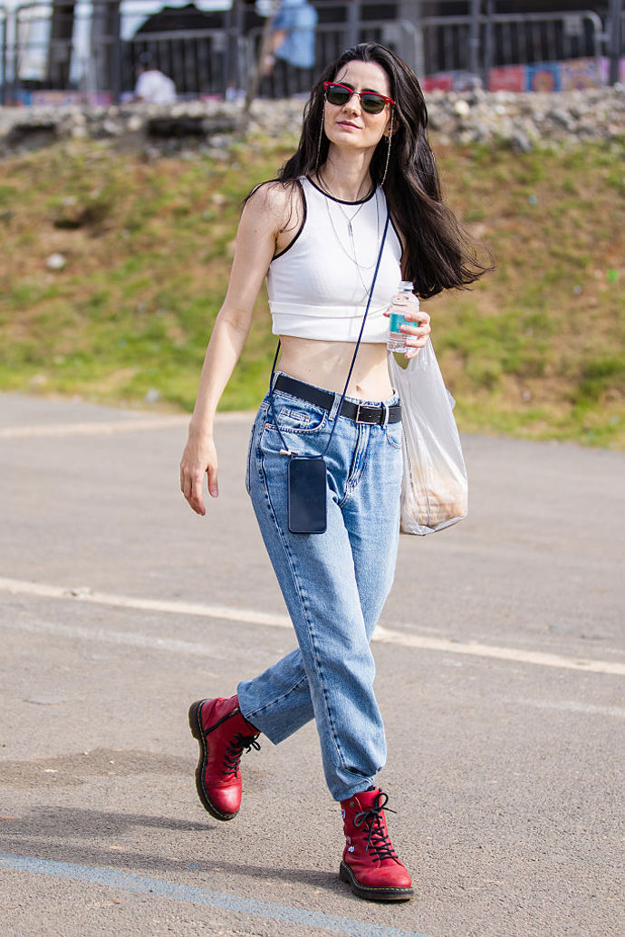 I jednoduchý outfit umí být efektní – například džíny a bílý top v kombinaci s červenými botami Dr. Martens.
