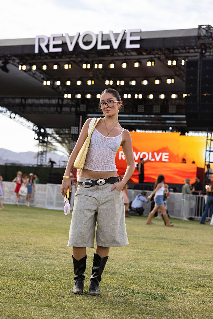 Široké jorts jsou stále trendy a na festival jde o ideální pohodlný kousek.
