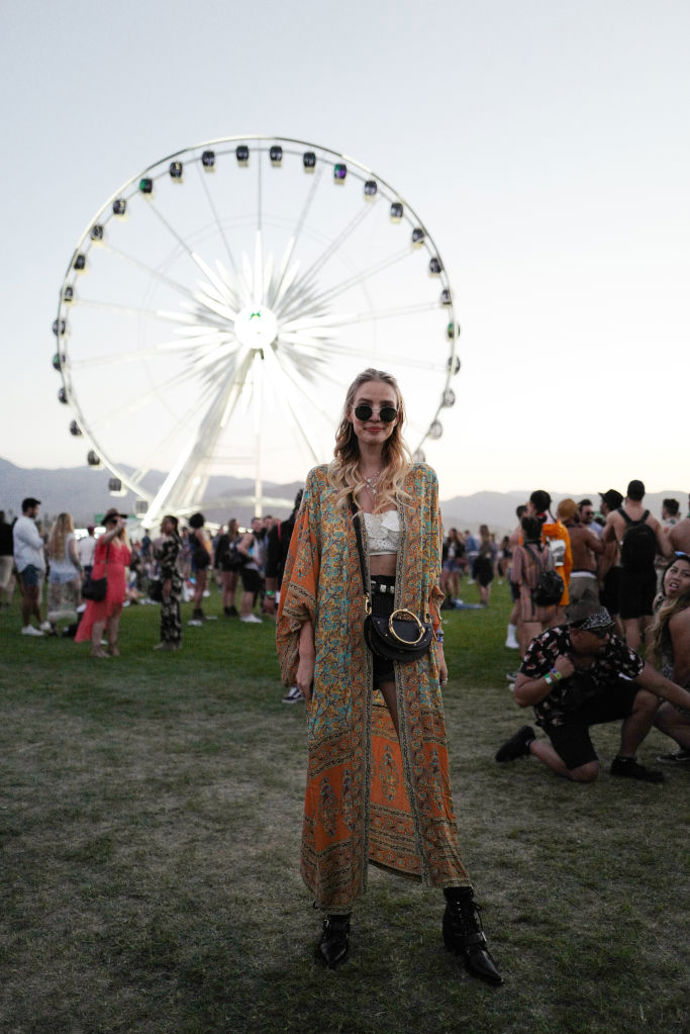 Praktickým a zároveň stylovým kouskem je na letní festival rozhodně barevný přehoz, který oživí jakýkoliv outfit.
