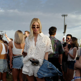 Bílý outfit na festival může působit jako riskantní volba, ale věřte, že v kombinaci s modrou džínovou bundou jde o nesmírně stylovou záležitost. Jen příliš nedoporučujeme sedat si do trávy.

