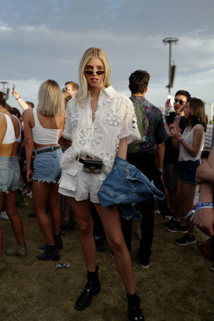Bílý outfit na festival může působit jako riskantní volba, ale věřte, že v kombinaci s modrou džínovou bundou jde o nesmírně stylovou záležitost. Jen příliš nedoporučujeme sedat si do trávy.
