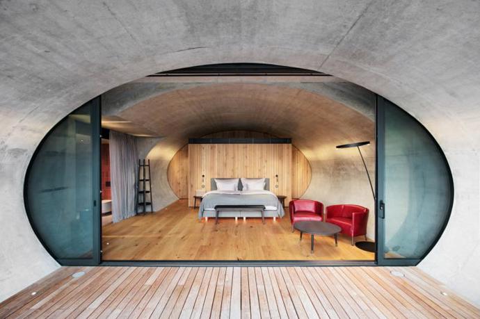Oba pokoje jsou vybaveny řadou designových kousků, ať už se jedná o audiotechniku Bang&Olufsen nebo postel Vispring - Divan prestige, na které se budete cítit jako ve stavu beztíže.
