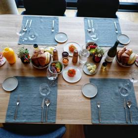 Myšlenkou celého projektu je minimalismus, pokora a respekt. Tyto hodnoty jsou vidět na každém kroku, ať už jde o vybavení samotných apartmánů nebo výborné gastronomii a víno. Užít si můžete různé degustační eventy plné kvalitních surovin a vína. 
