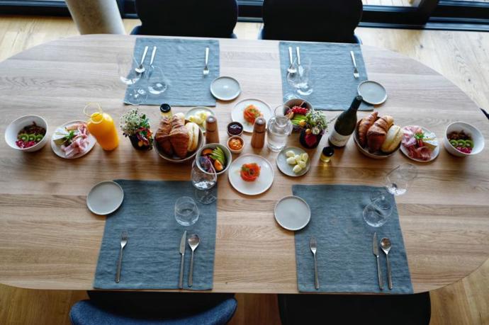 Myšlenkou celého projektu je minimalismus, pokora a respekt. Tyto hodnoty jsou vidět na každém kroku, ať už jde o vybavení samotných apartmánů nebo výborné gastronomii a víno. Užít si můžete různé degustační eventy plné kvalitních surovin a vína. 

